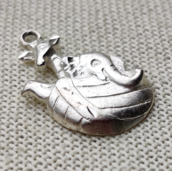 Heavy sterling Noah's arc pendant - Picture 3 of 7